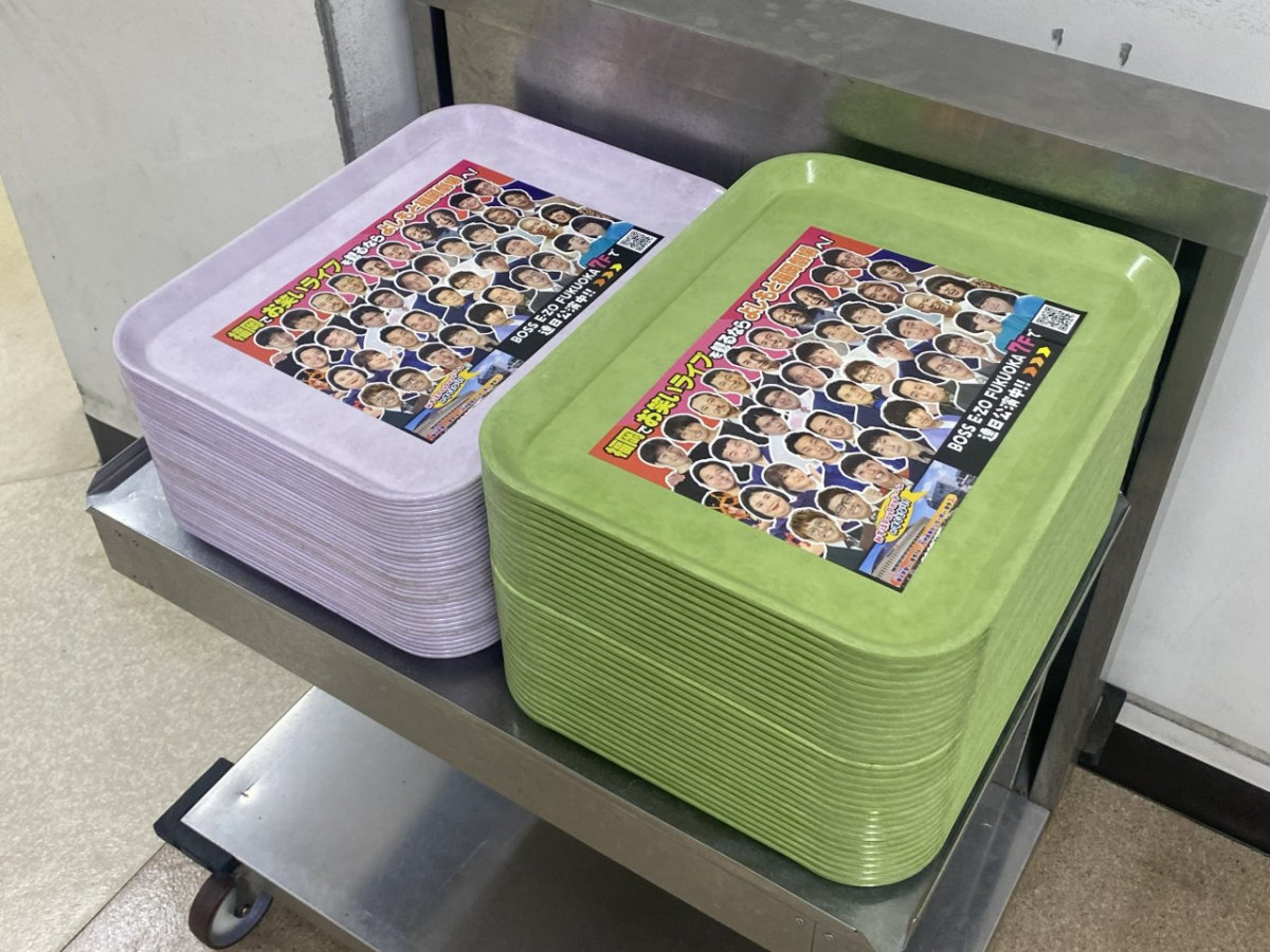 福岡大学本キャンパスで学食トレイ広告