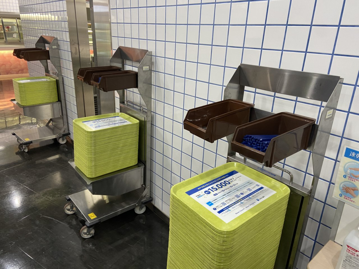 神戸学院大学（ポートアイランド）でトレイ広告の実施