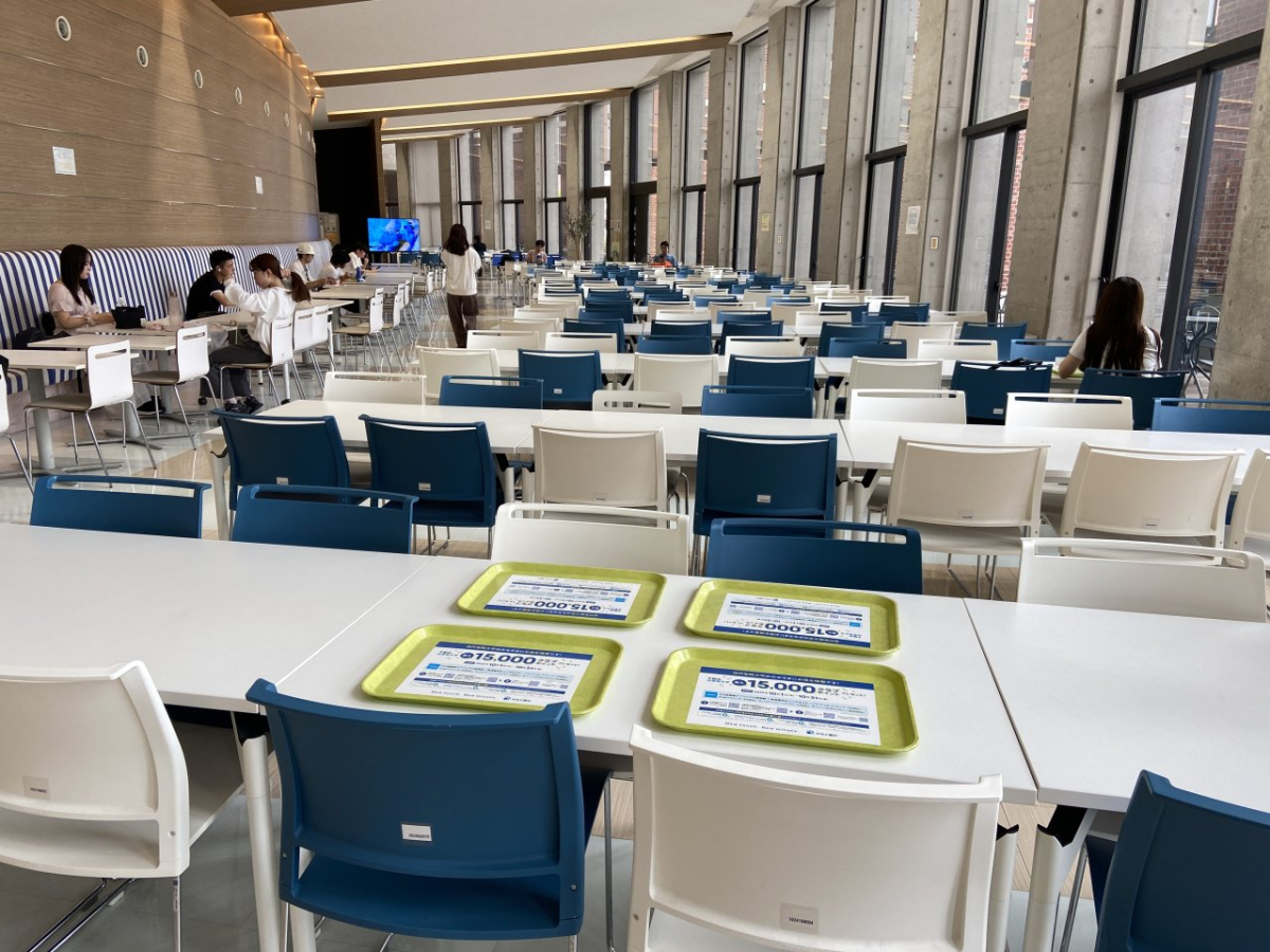 神戸学院大学（ポートアイランド）でトレイ広告の実施