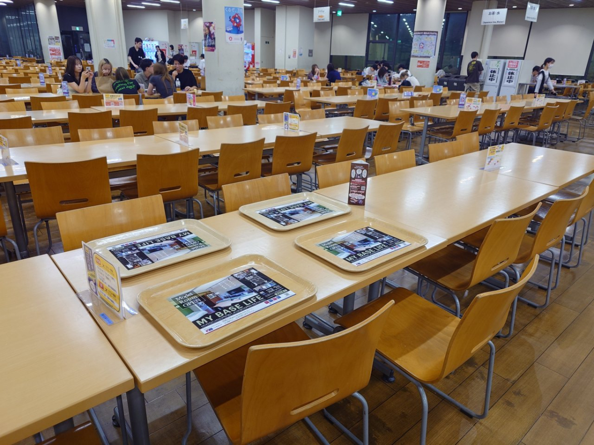 関西大学千里山キャンパスでの学食トレイ広告