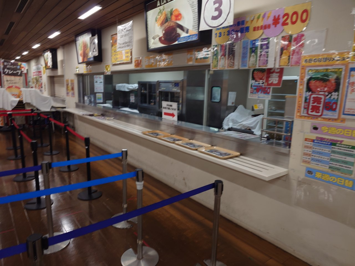 関西大学千里山キャンパスでの学食トレイ広告