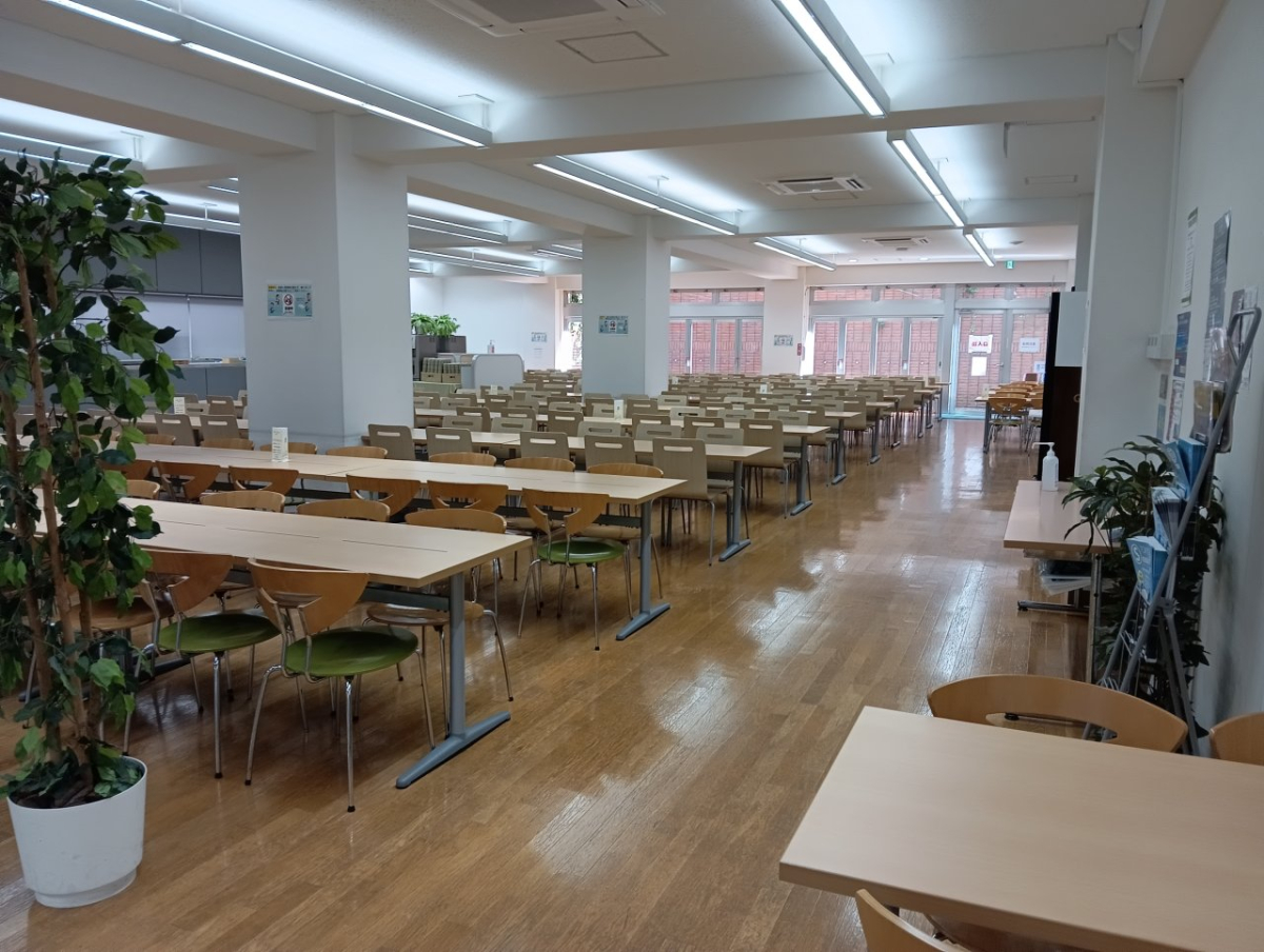 武蔵野大学武蔵野キャンパスの食堂内観