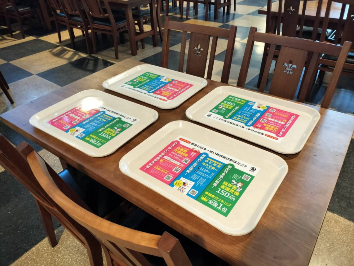 立教大学池袋キャンパスでの学食トレイ広告