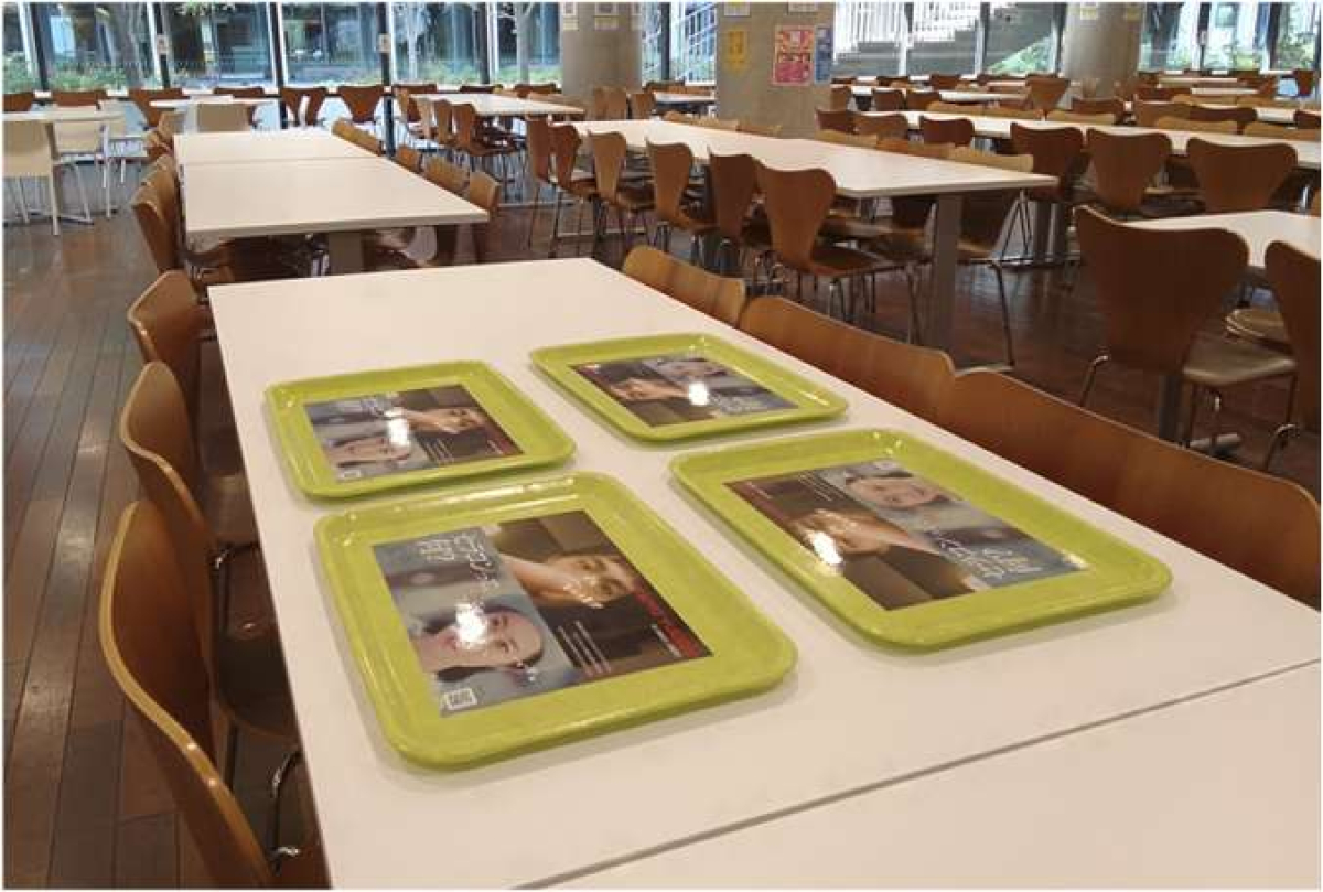 東京理科大学葛飾キャンパスの食堂でトレイ広告を出稿