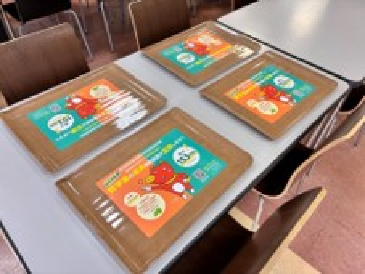 山形大学小白川キャンパスでの学食トレイ広告