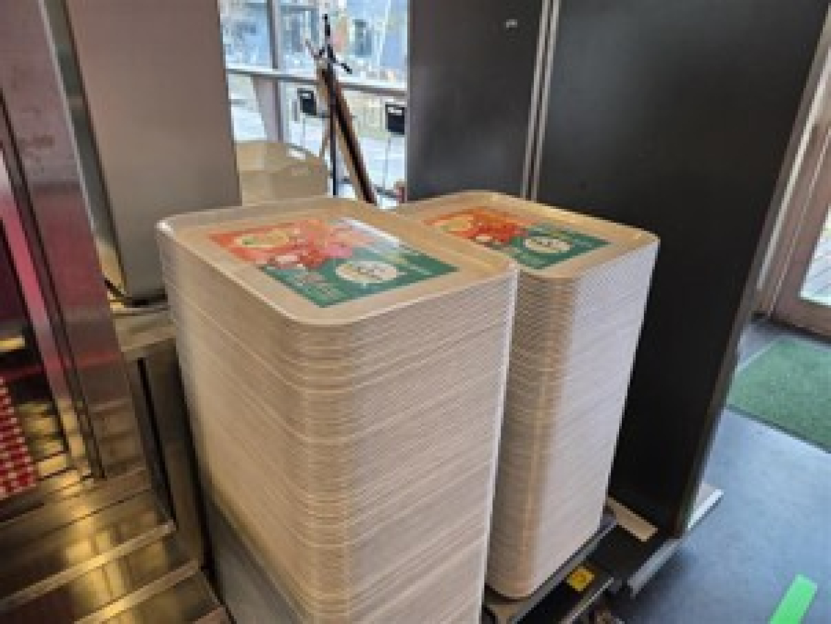 東北大学川内キャンパスでの学食トレイ広告