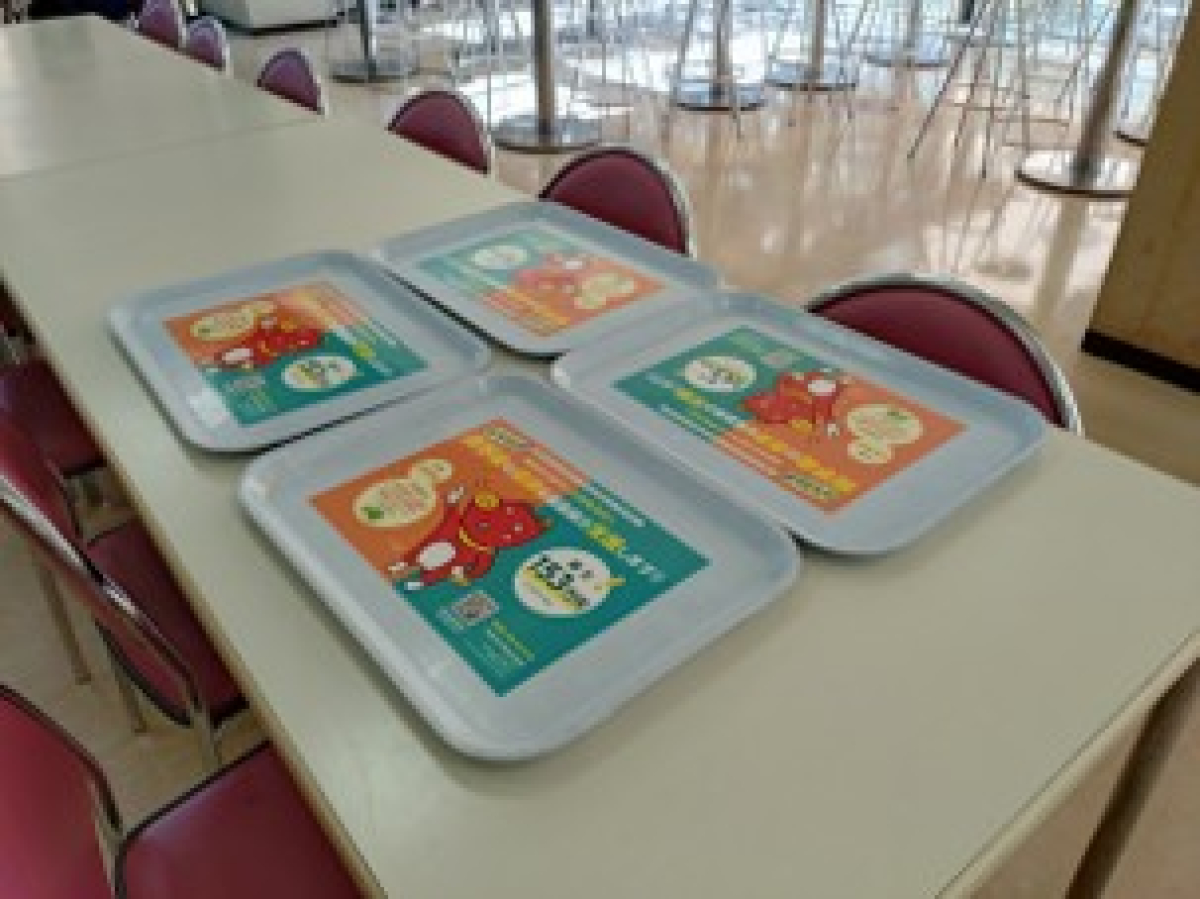 宇都宮大学峰キャンパスでの学食トレイ広告