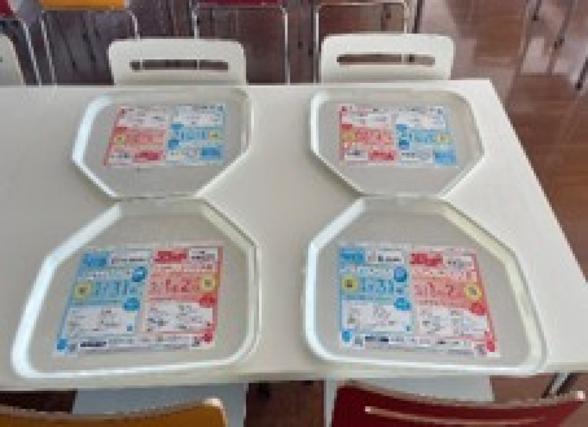 愛知学院大学日進キャンパスでのトレイ広告