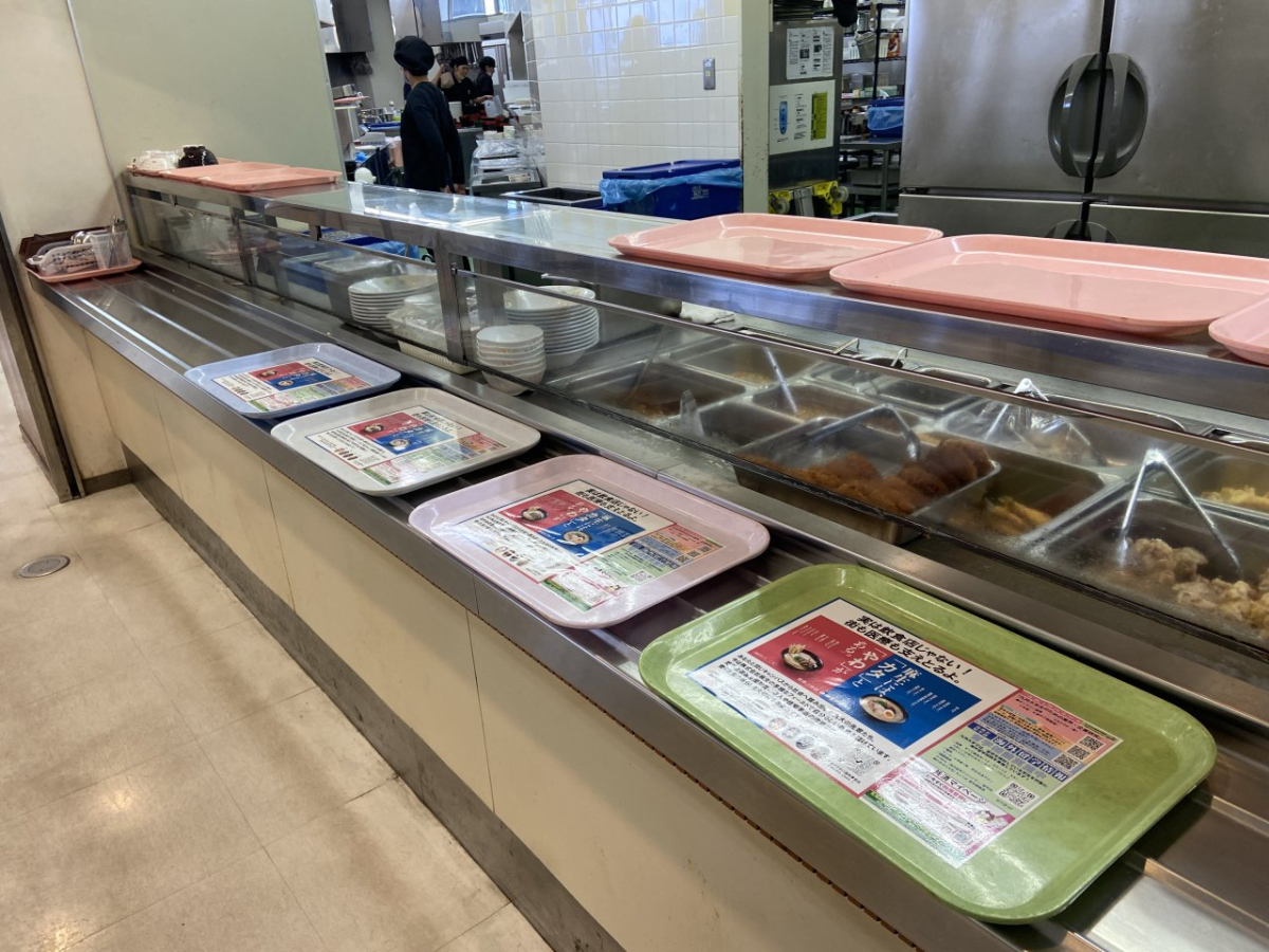 九州大学伊都キャンパスの食堂の中で広告掲載