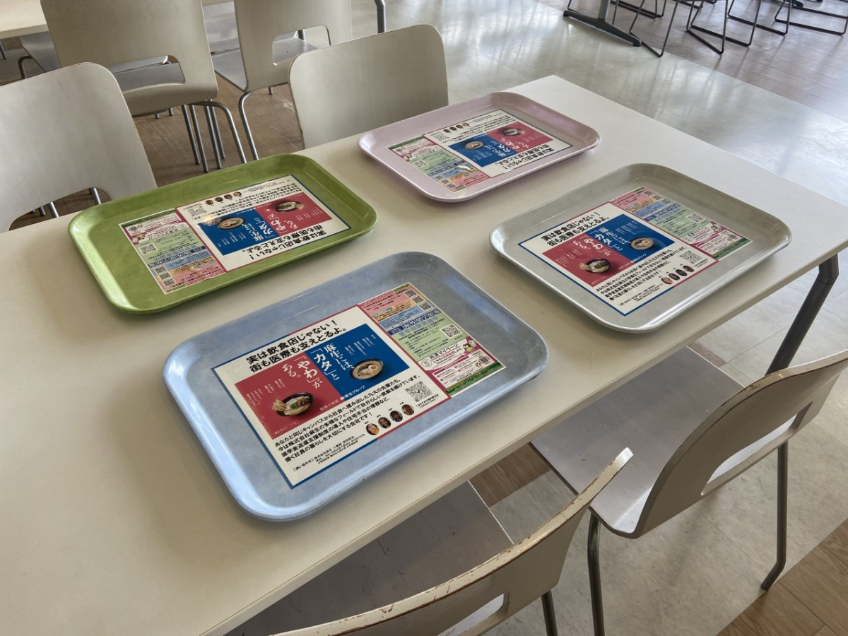 九州大学伊都キャンパスのメインダイニングで学食トレイ広告を実施