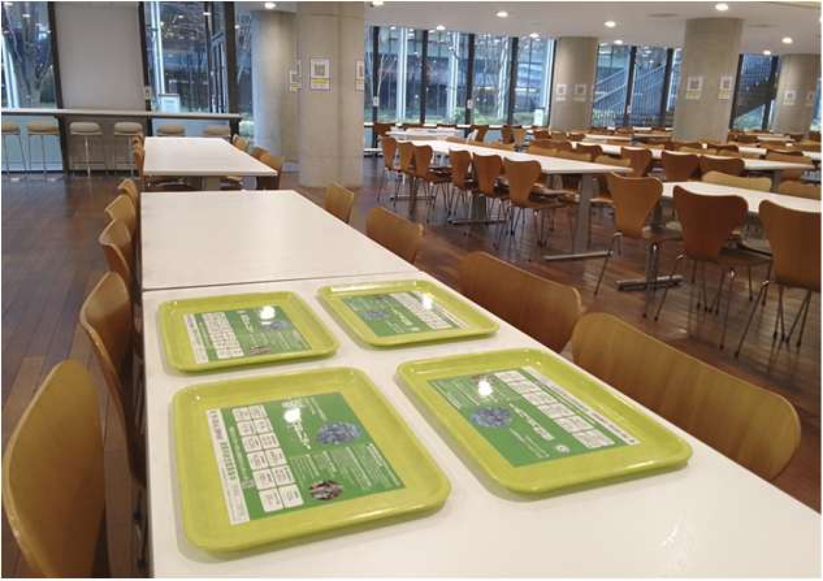 東京理科大学葛飾キャンパスで学食トレイ広告