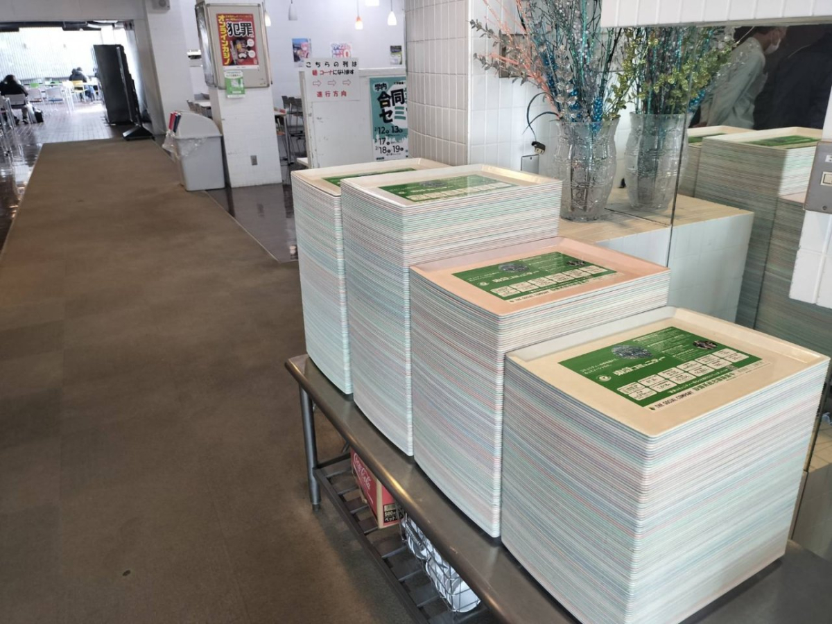 関東学院大学横浜・金沢八景キャンパスで学食トレイ広告