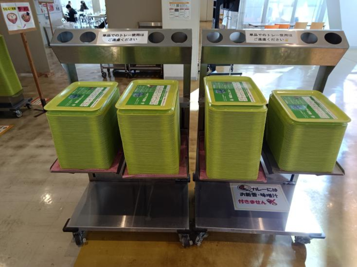 東京理科大学野田キャンパスで学食トレイ広告