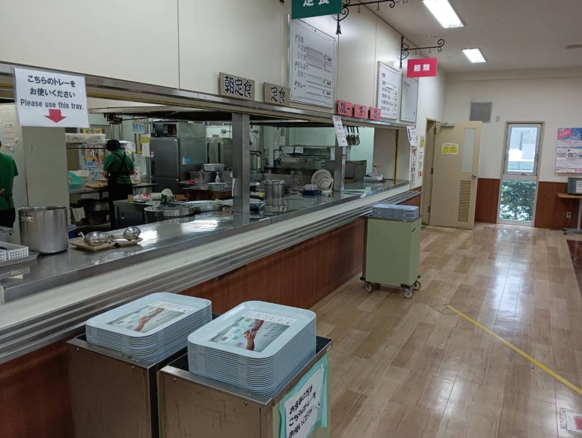 電気通信大学の学食内でトレイ広告