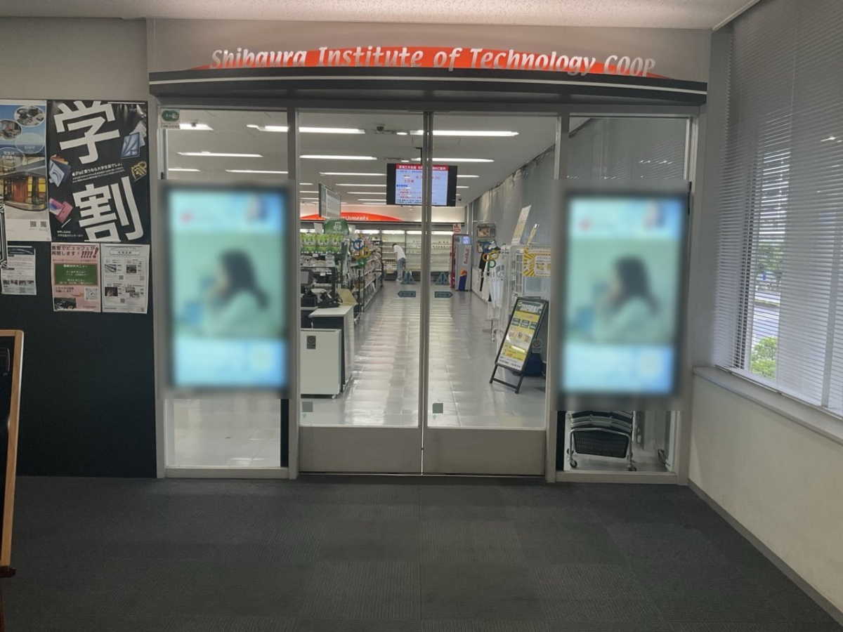 芝工　自動ドアサイネージ