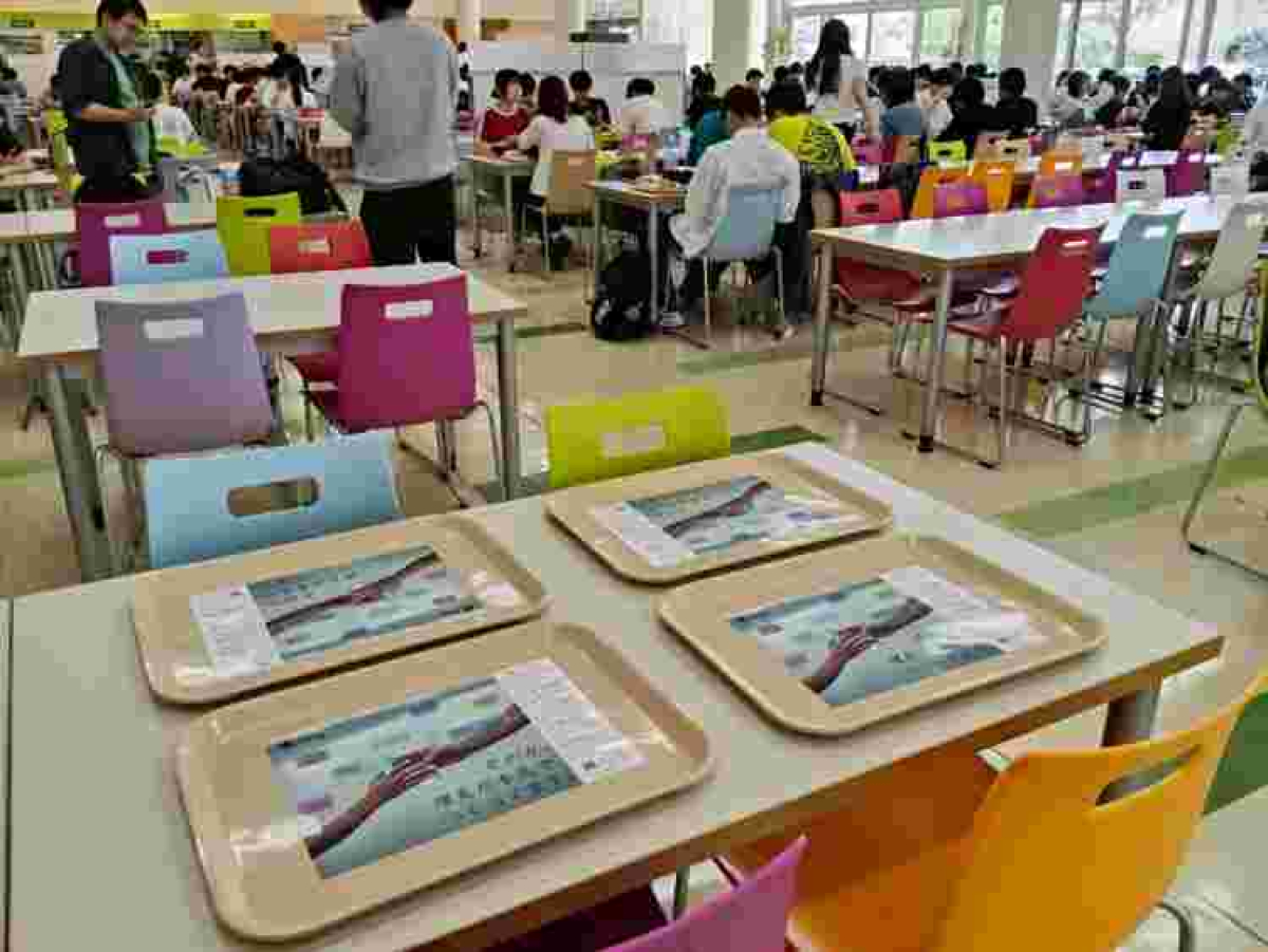 千葉工業大学津田沼キャンパスの学食内でトレイ広告