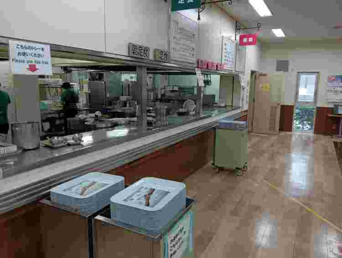 電気通信大学の学食内でトレイ広告