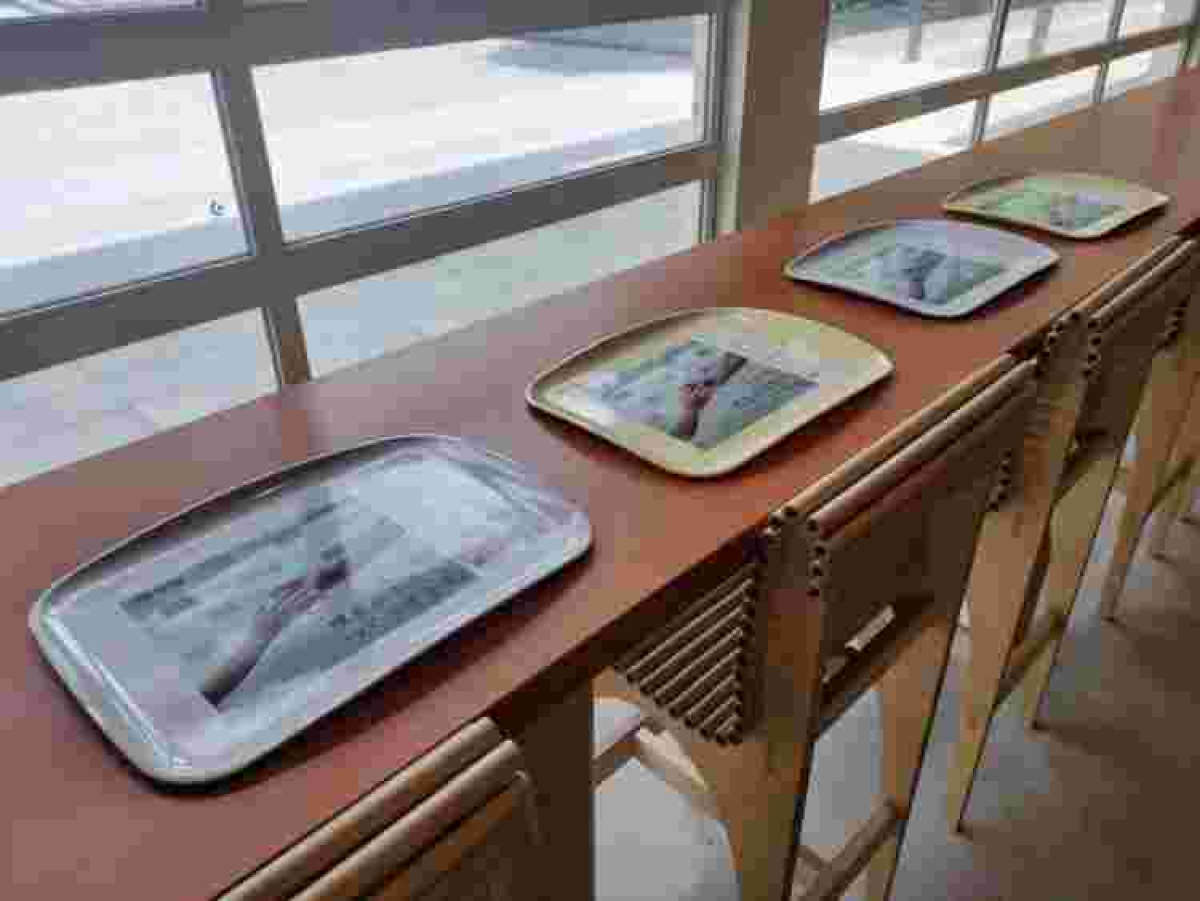 芝浦工業大学豊洲キャンパスの学食内でトレイ広告