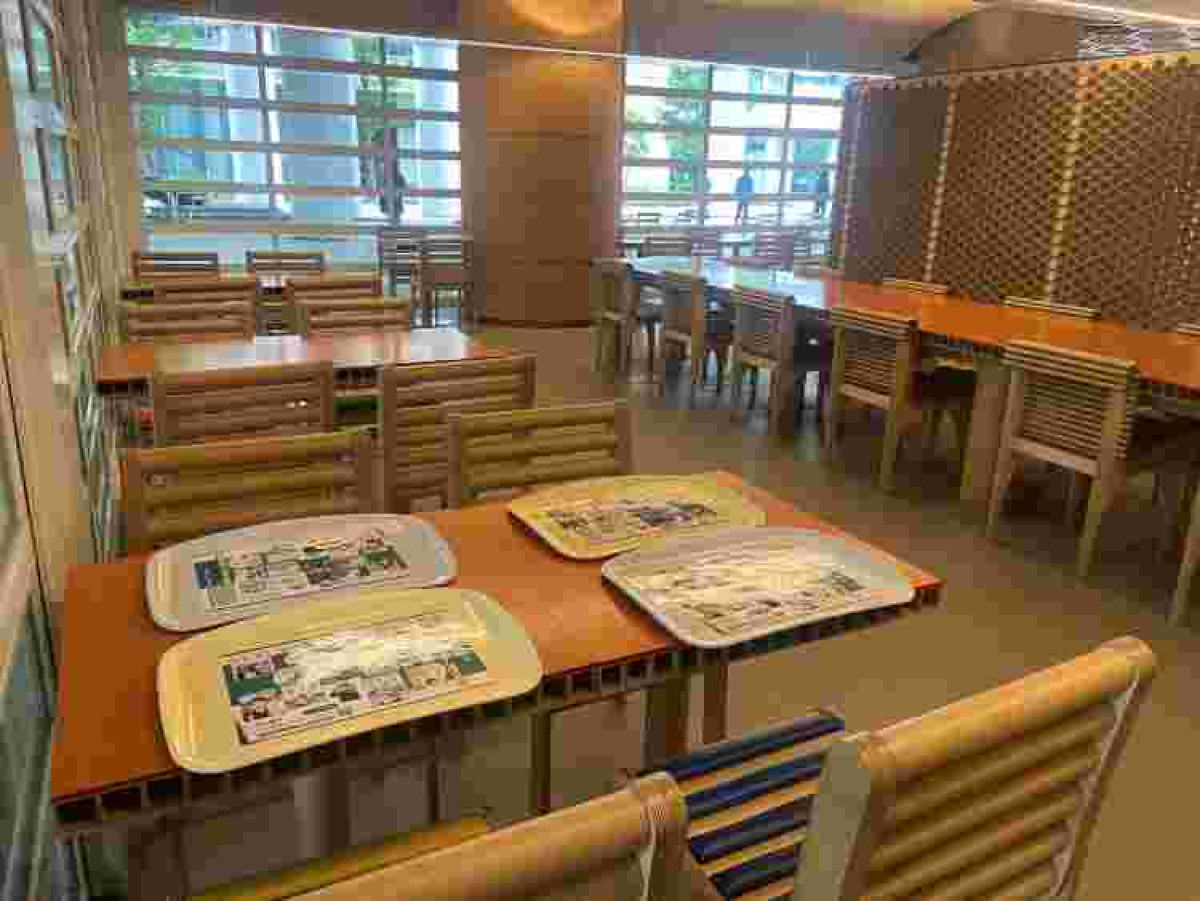 芝浦工業大学豊洲キャンパスの学食内でトレイ広告