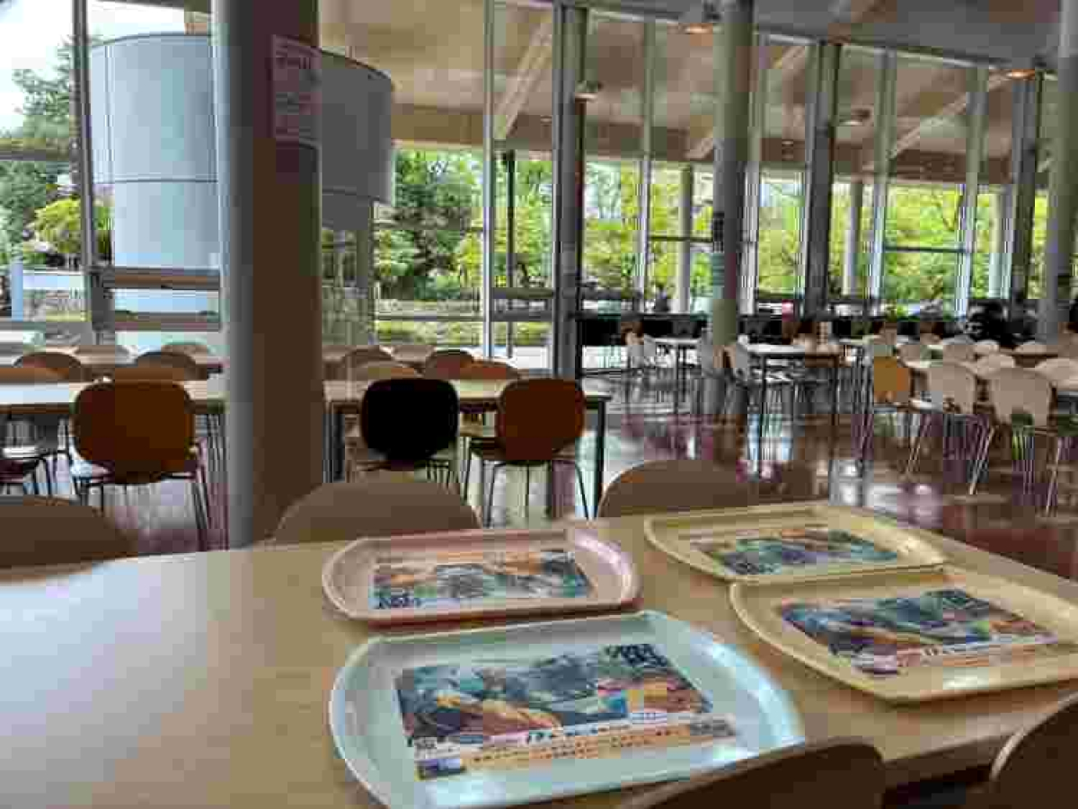 金沢工業大学の学食内でトレイ広告