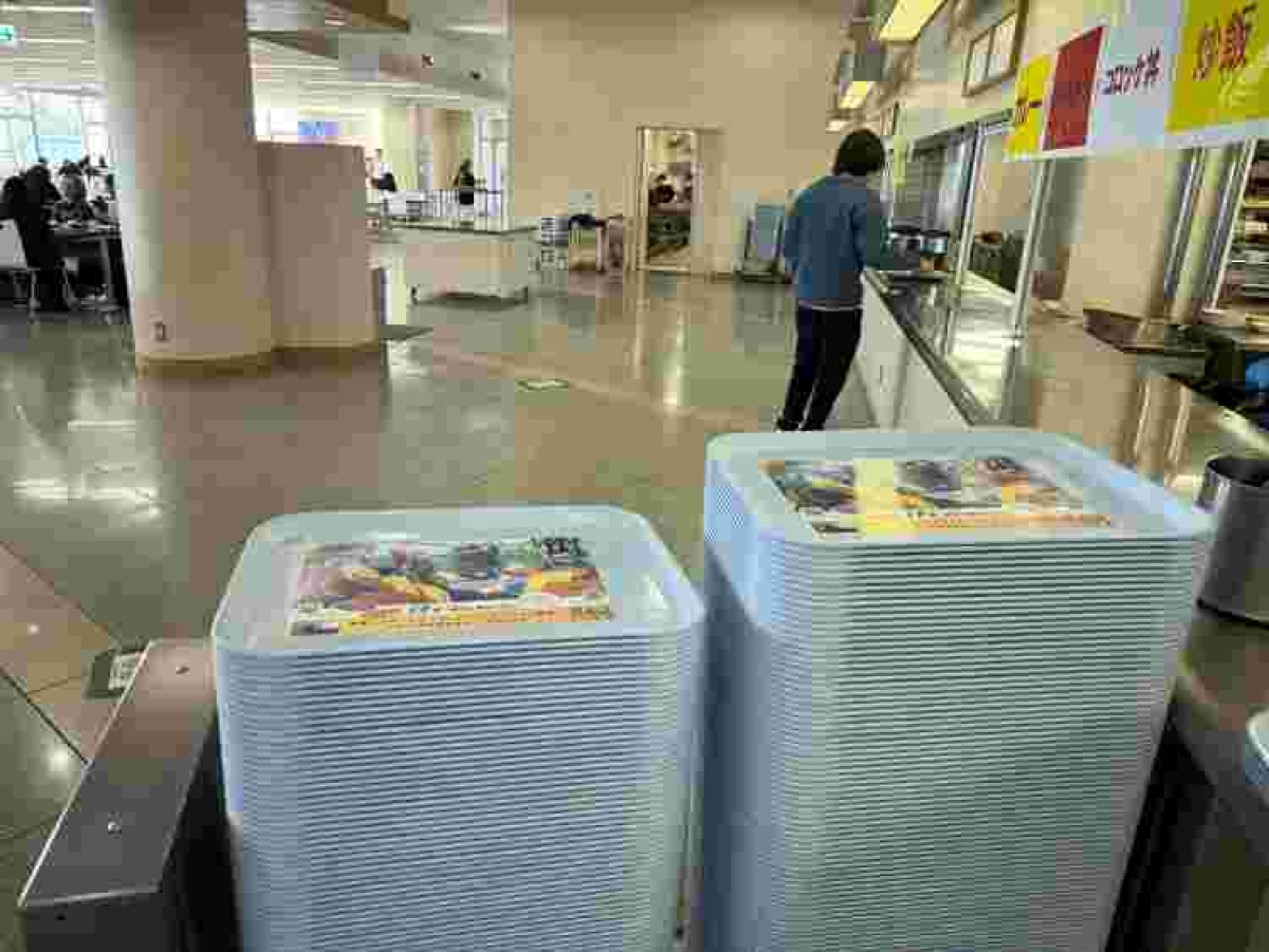 日本大学工学部の学食内でトレイ広告