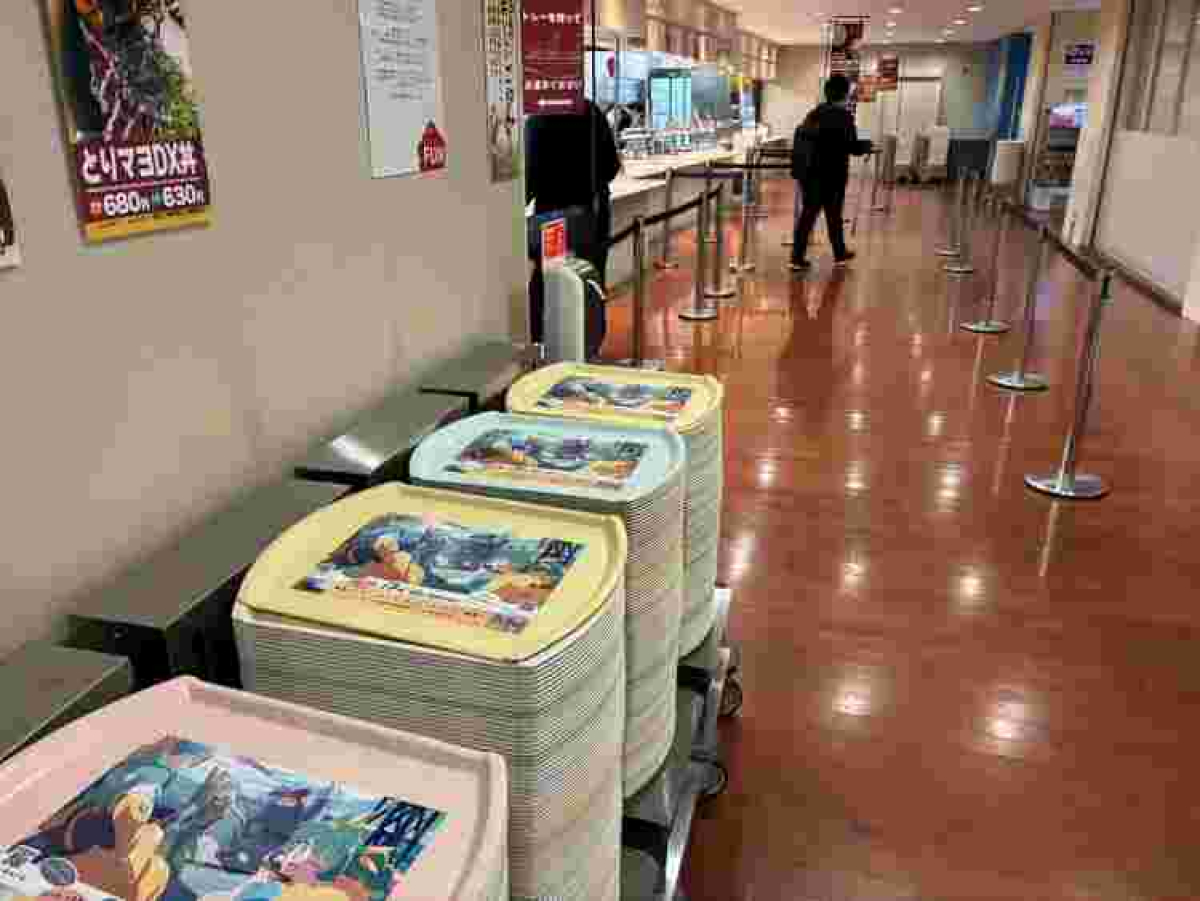 金沢工業大学の学食内でトレイ広告