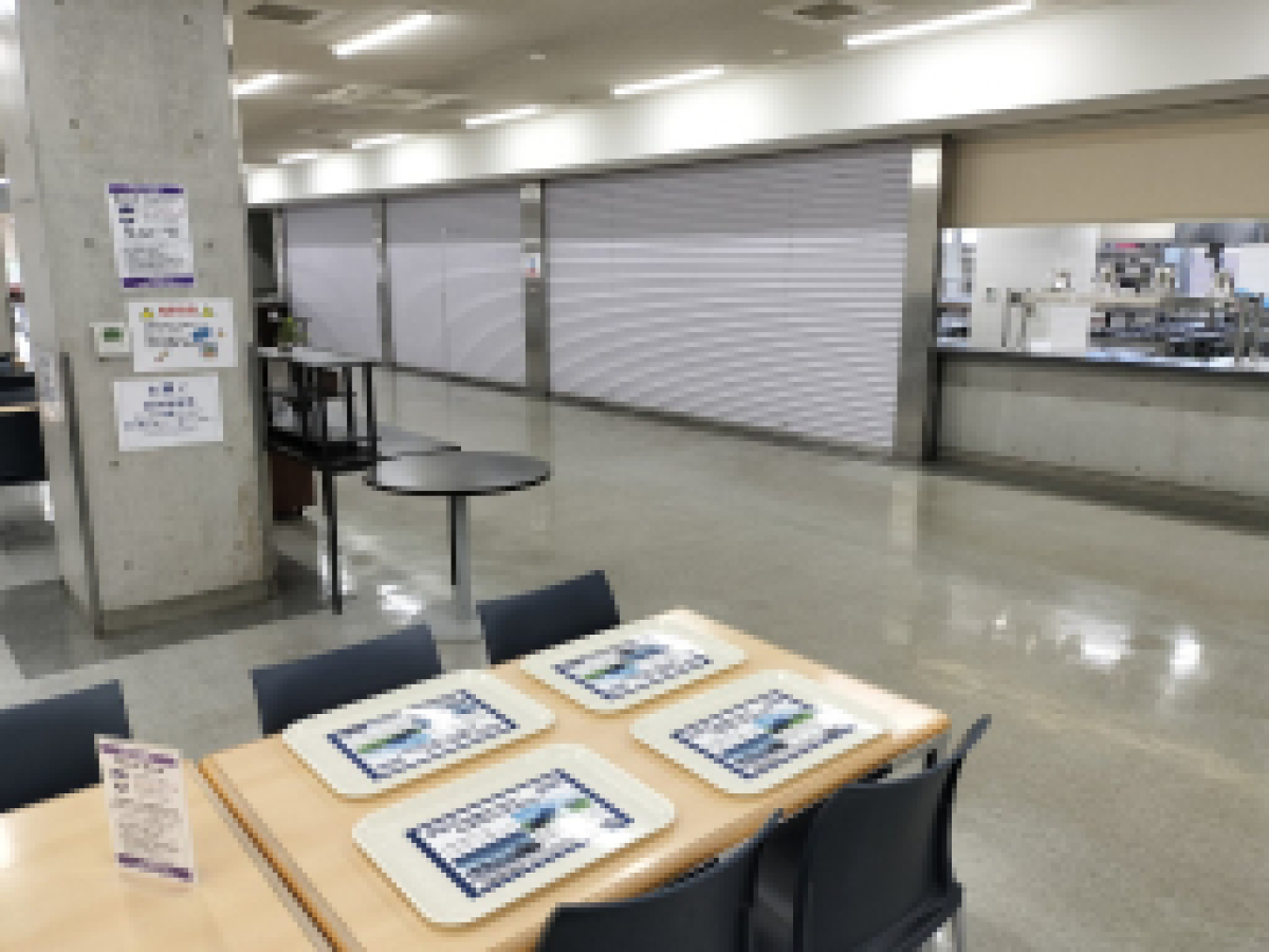 明治大学生田キャンパスで学食トレイ実施