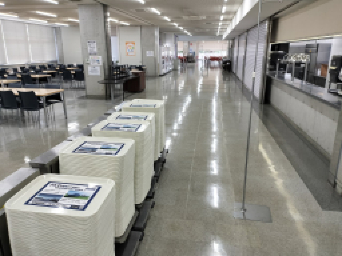 明治大学生田キャンパスで学食トレイ実施