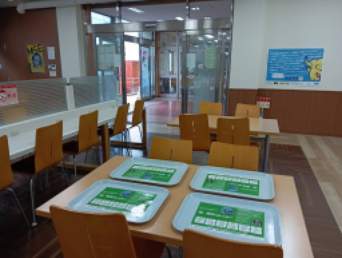 電気通信大学で学食トレイ広告