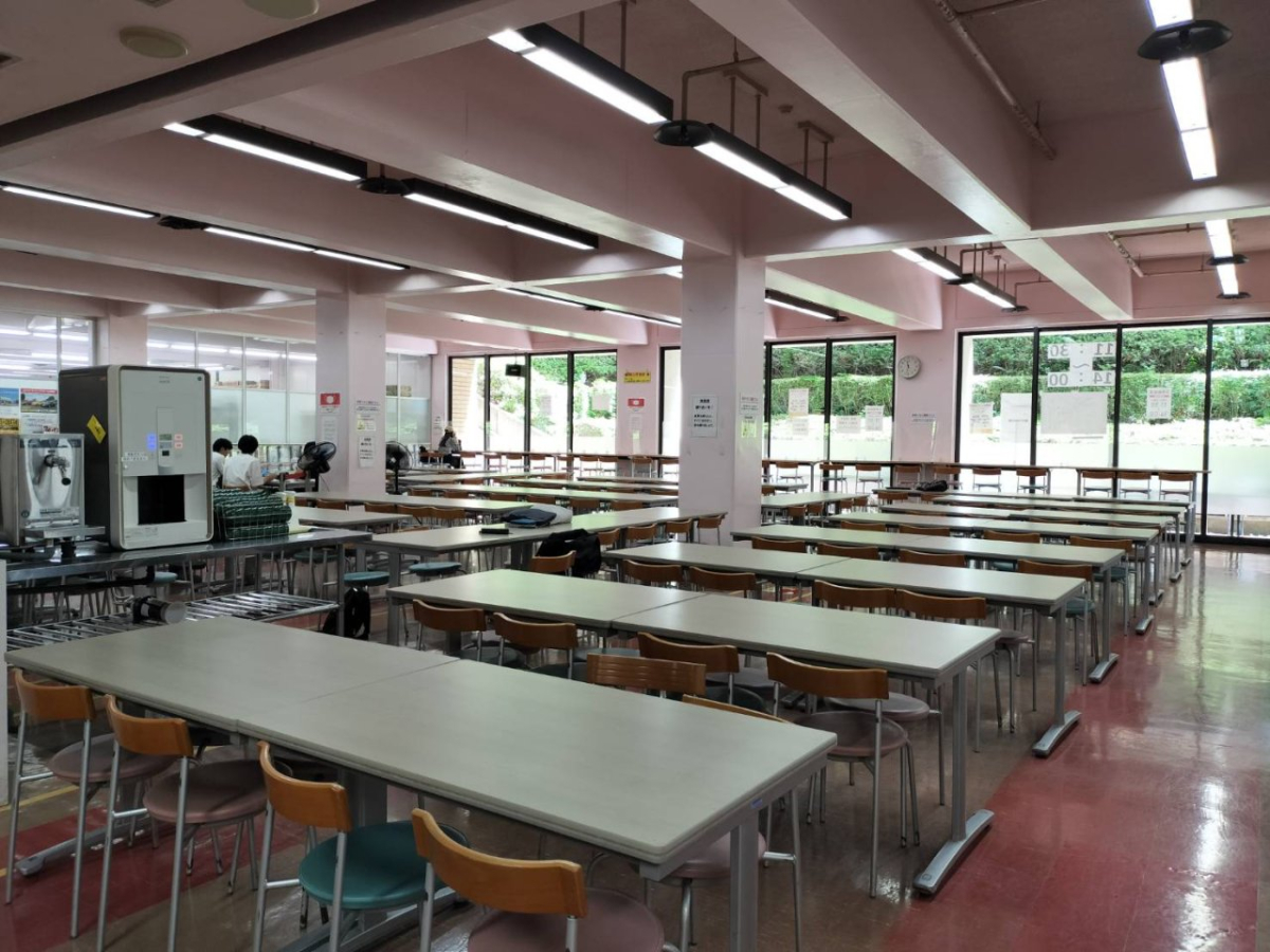 中央大学後楽園キャンパスの食堂内観
