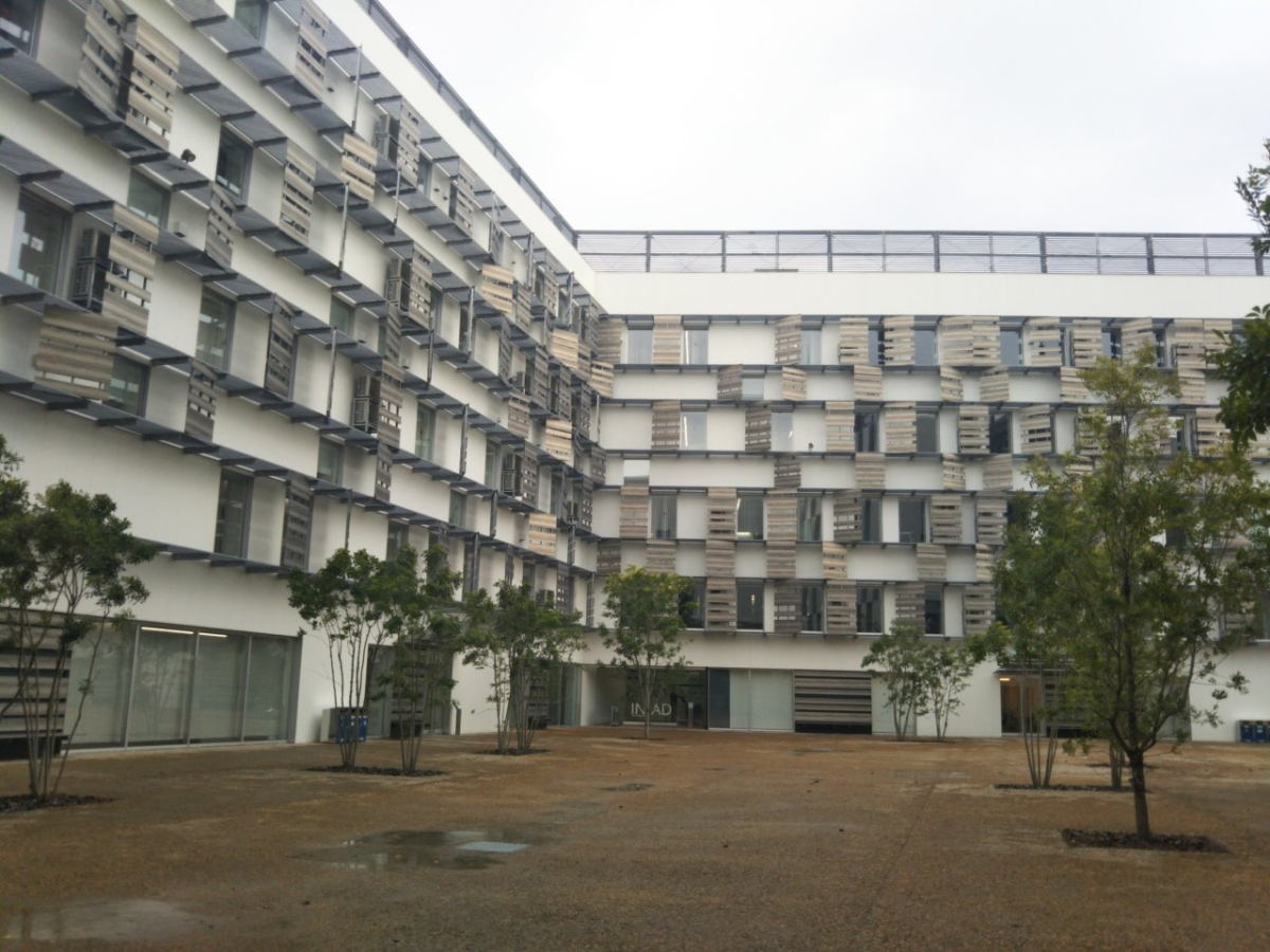 東洋大学赤羽台キャンパスの中庭