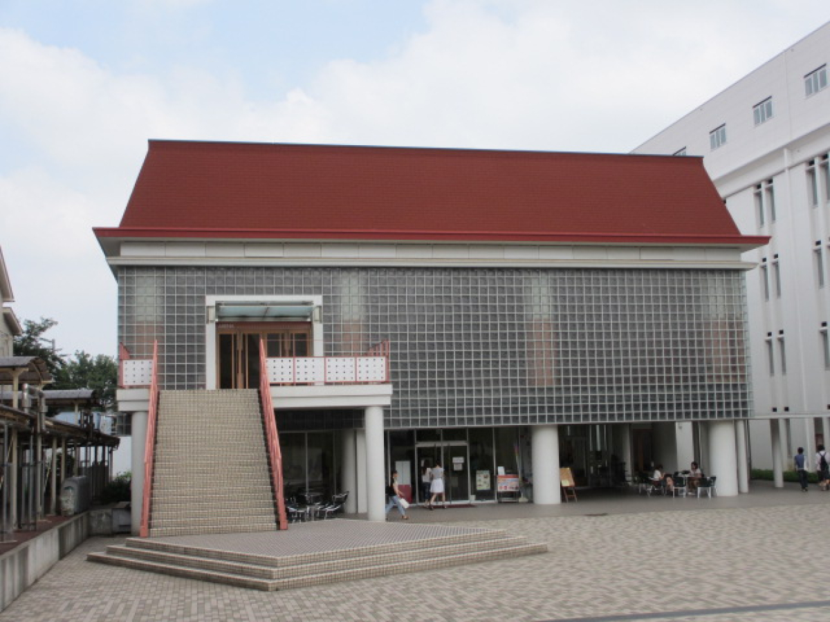 日本獣医生命科学大学の食堂外観