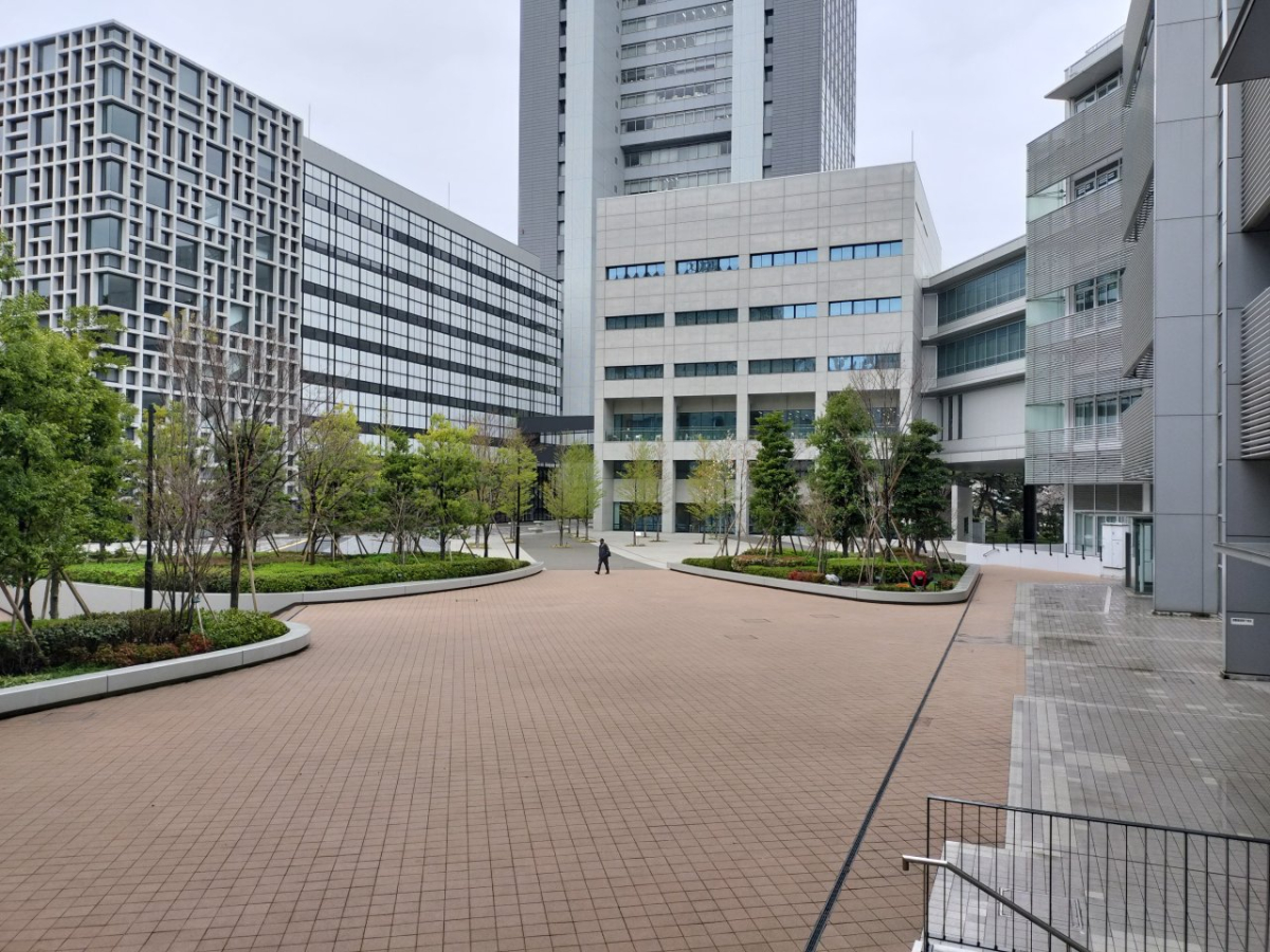 法政大学市ヶ谷キャンパスの中庭