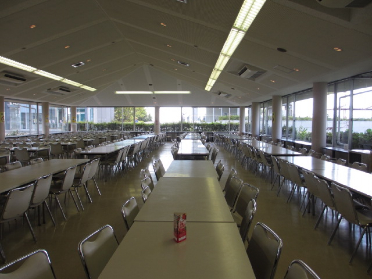 東北工業大学長町キャンパスの食堂で学食トレイ広告