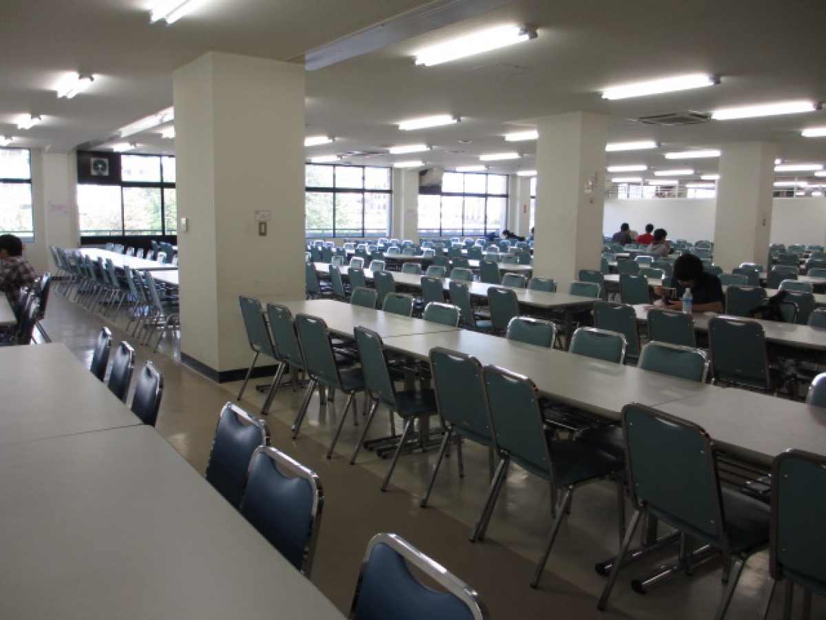 東北工業大学八木山キャンパスの食堂で学食トレイ広告