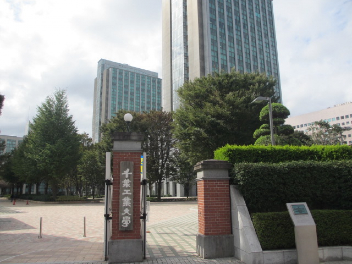 千葉工業大学津田沼キャンパスの煉瓦門