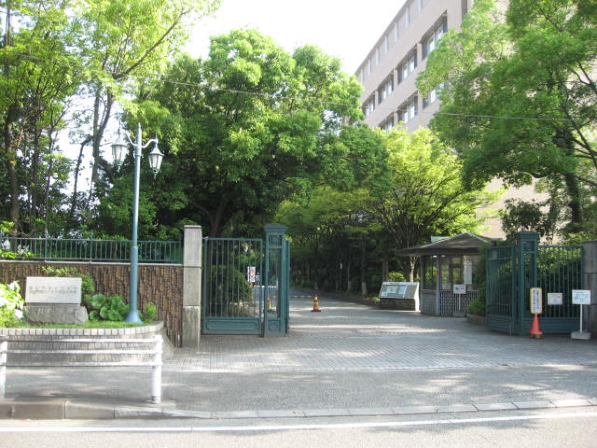 園田学園女子大学　正門