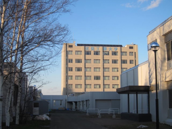 北見工業大学の校舎外観 理系採用広告 比較