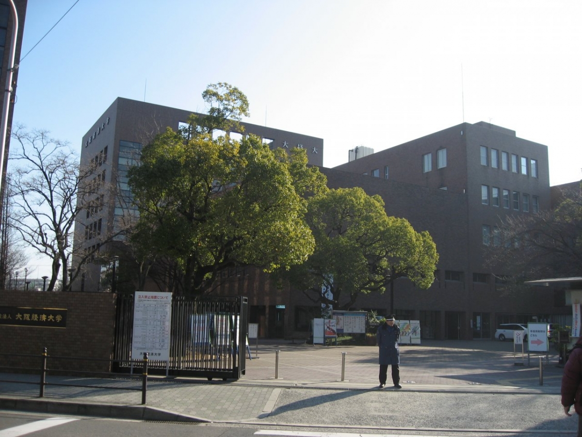 大阪経済大学の正門