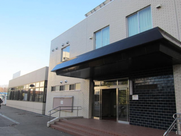 北見工業大学の生協外観 学食トレイ理系採用広告