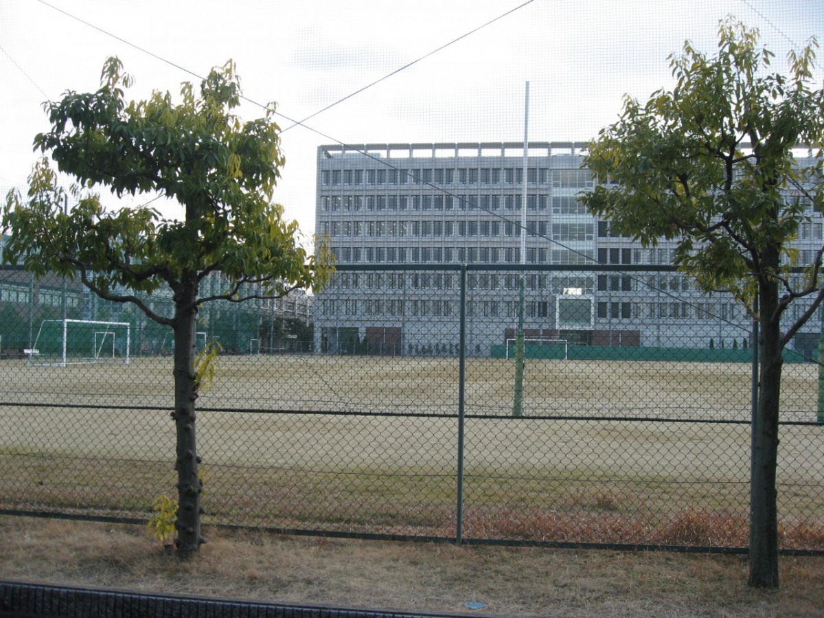 大阪電気通信大学寝屋川キャンパスのグラウンド
