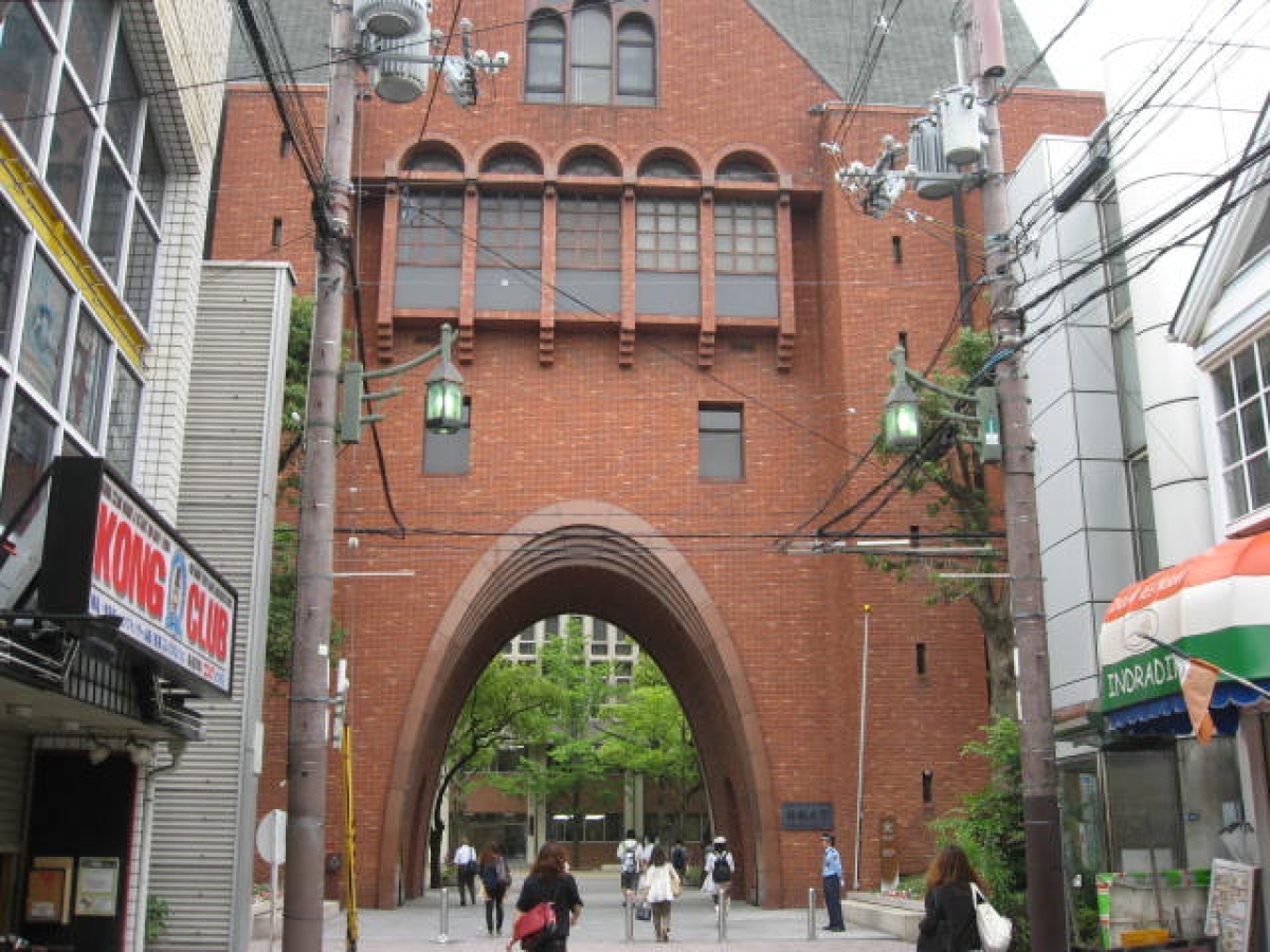 近畿大学東大阪キャンパスの本館