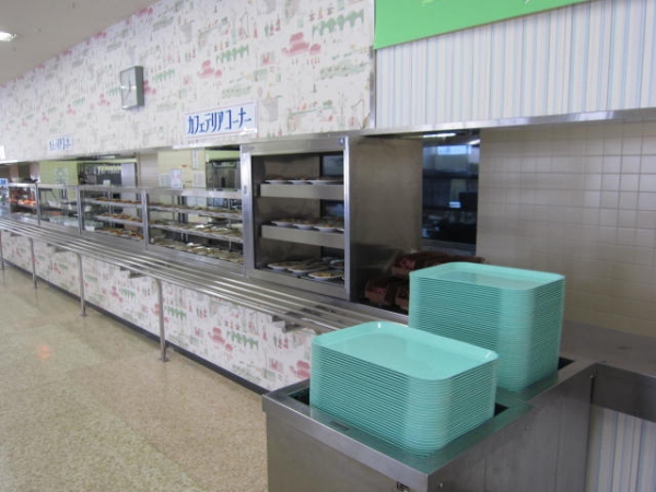 旭川医科大学の学食 学食トレイ広告 比較