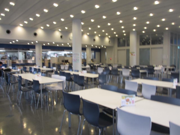 東京電機大学千住キャンパスの食堂内観