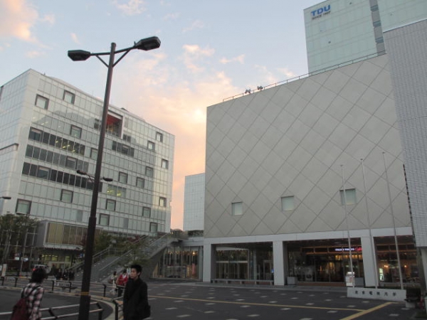 東京電機大学千住キャンパスの校舎外観