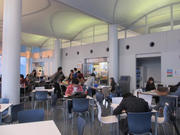 東京電機大学千住キャンパスの学生ラウンジ