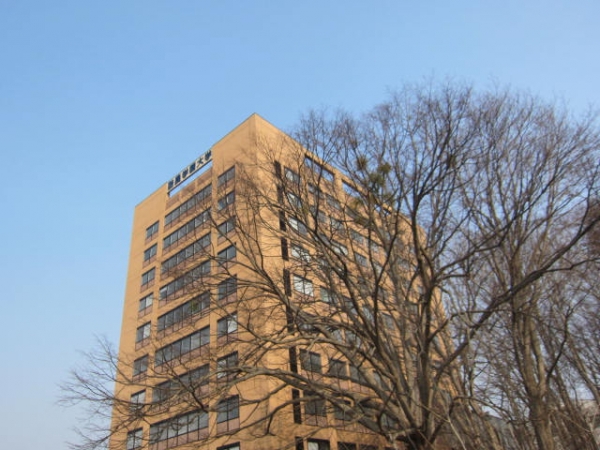 酪農学園大学の校舎外観 大学内広告