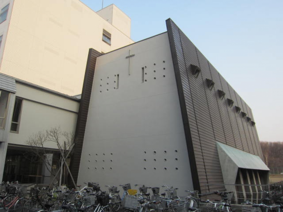 北星学園大学のチャペル　大学内広告　比較　AOKI