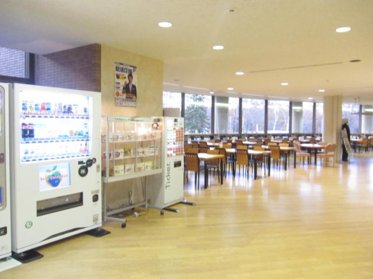 岩手県立大学の食堂内で学食トレイ広告