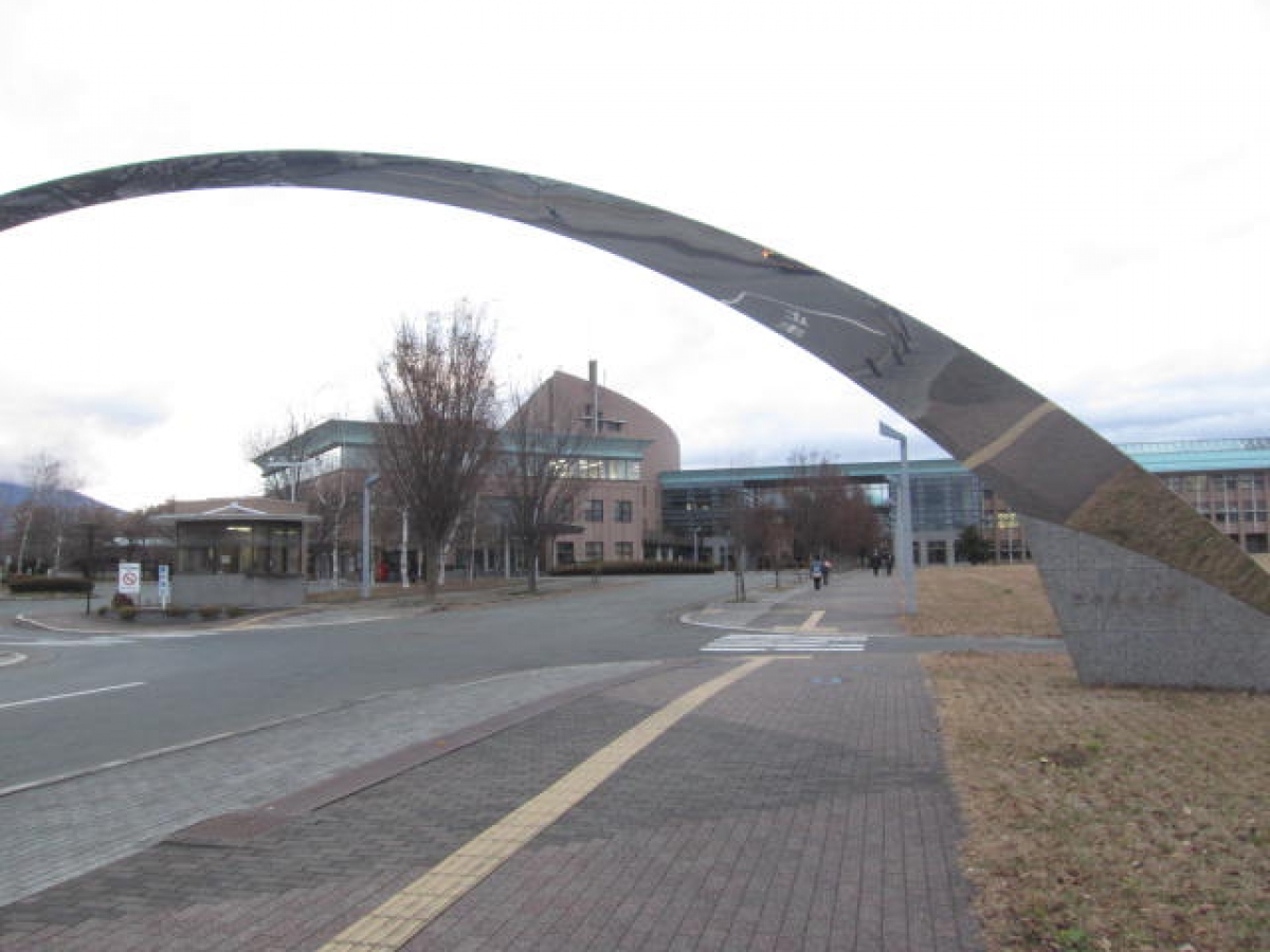岩手県立大学の正門でサンプリング